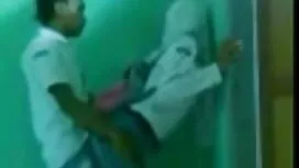 هي وصديقان يلعبان سو ...