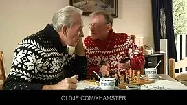 واحد يرتدي فستان أبي ...