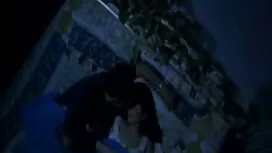 على الهاتف مع صديقها ...