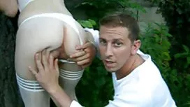 على الطاولة بنات عار ...